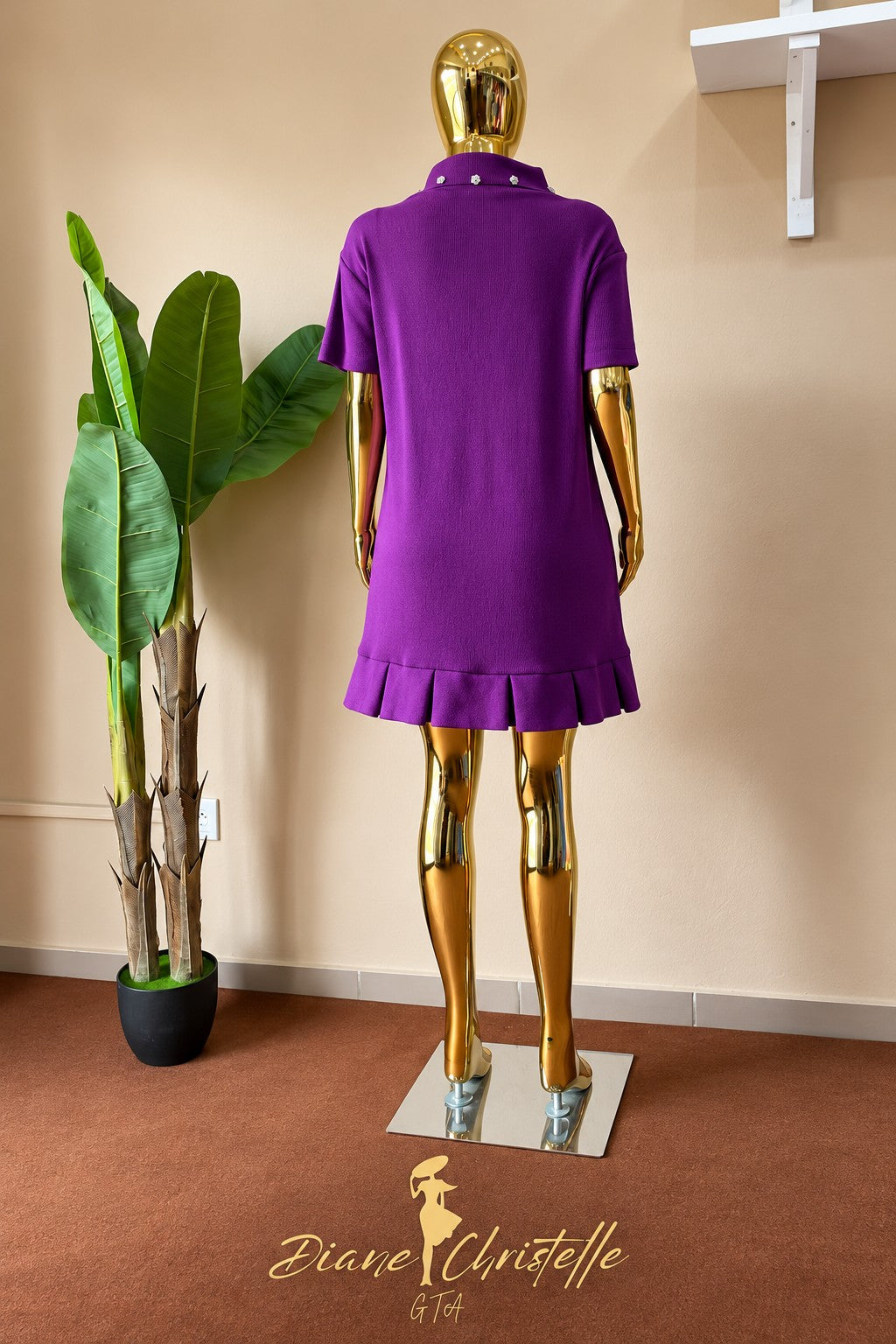 Robe violette courte vue de dos sur mannequin