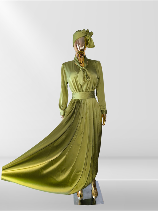 Magnifique robe en soie verte avec foulard assorti