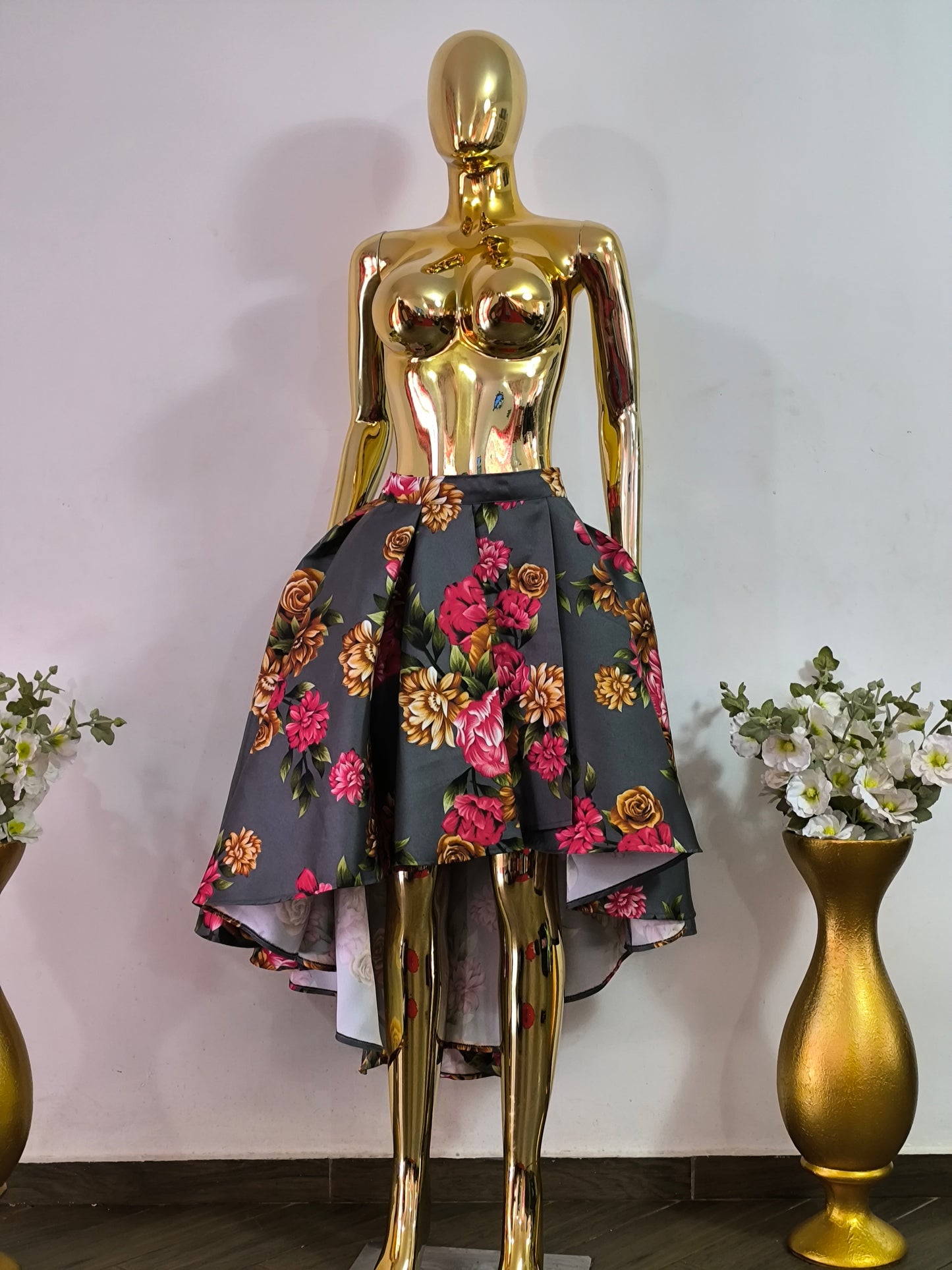 Magnifique jupe grise fleurie asymétrique tailles 42, 44