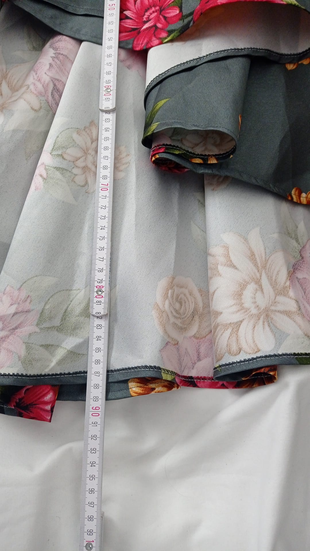 Magnifique jupe grise fleurie asymétrique tailles 42, 44
