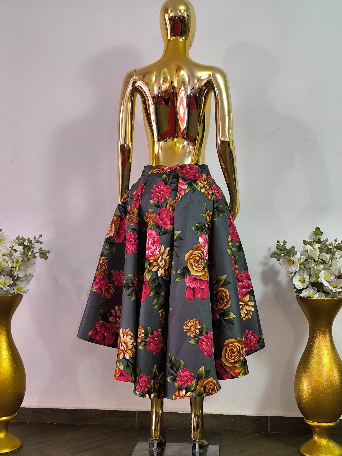 Magnifique jupe grise fleurie asymétrique tailles 42, 44