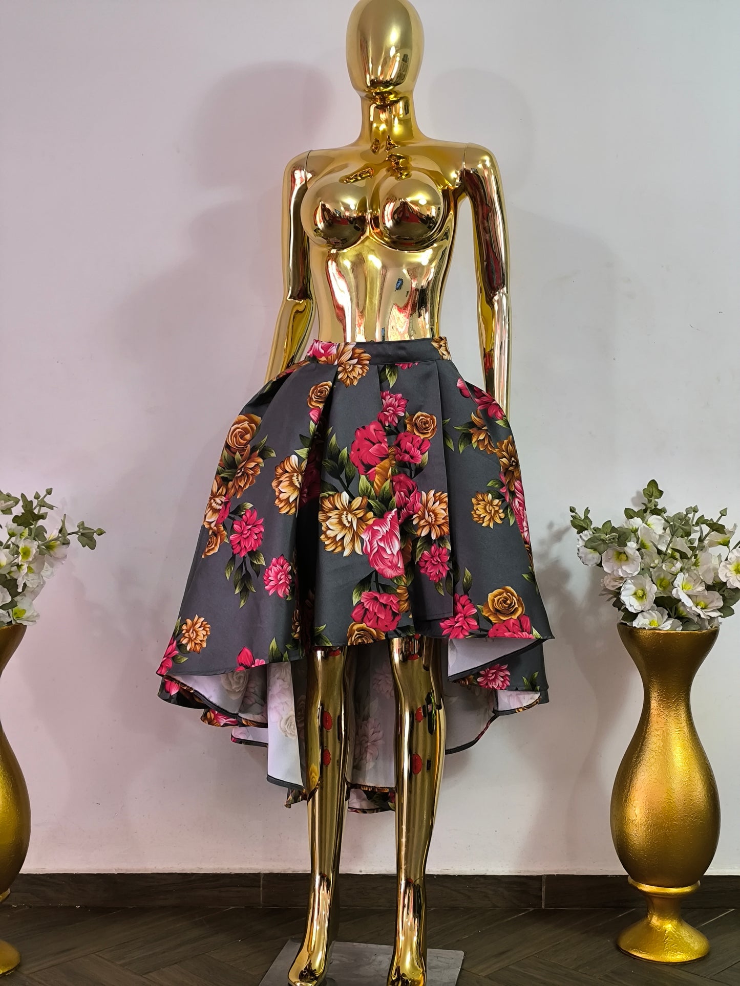 Magnifique jupe grise fleurie asymétrique tailles 42, 44