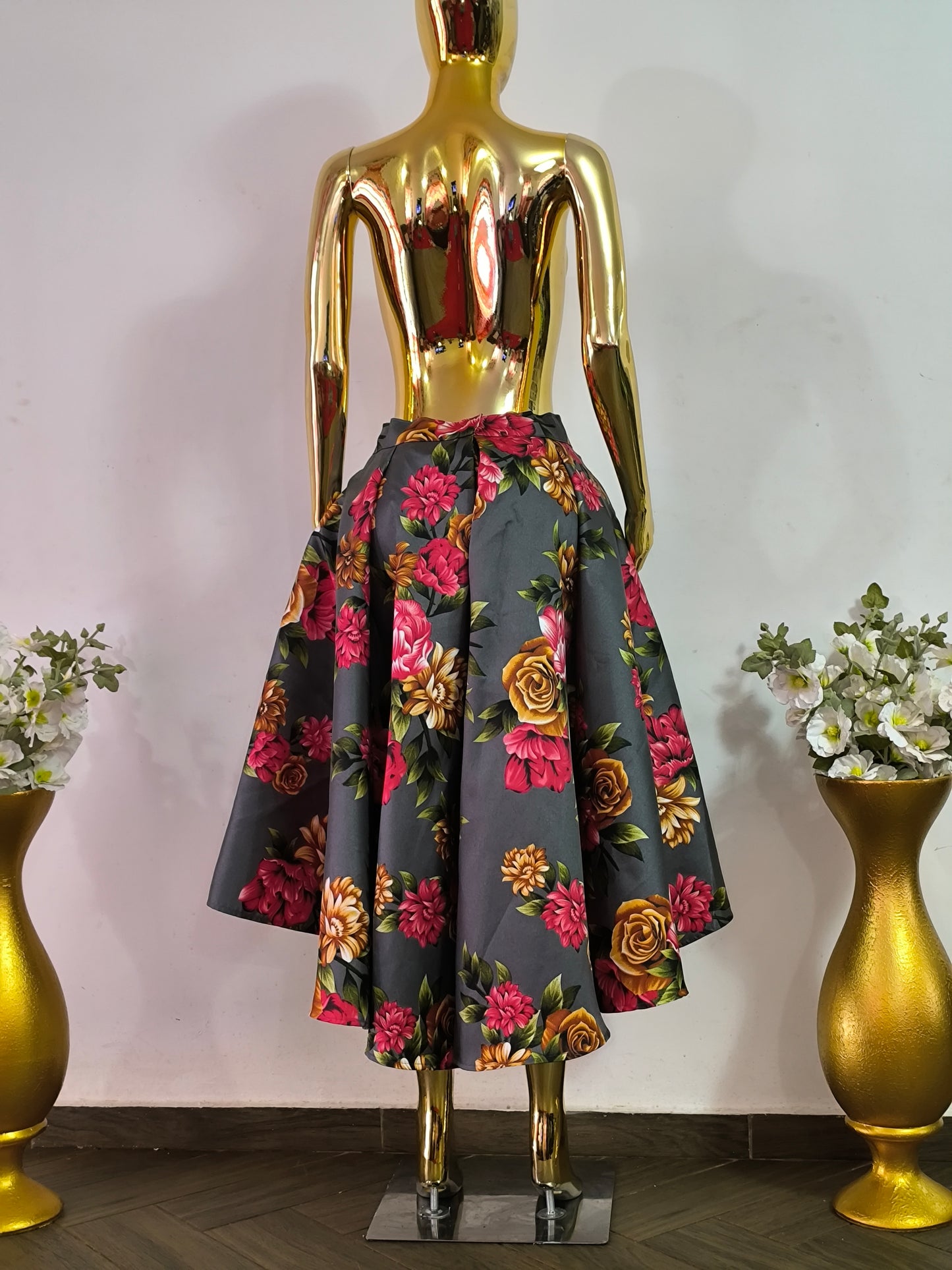 Magnifique jupe grise fleurie asymétrique tailles 42, 44