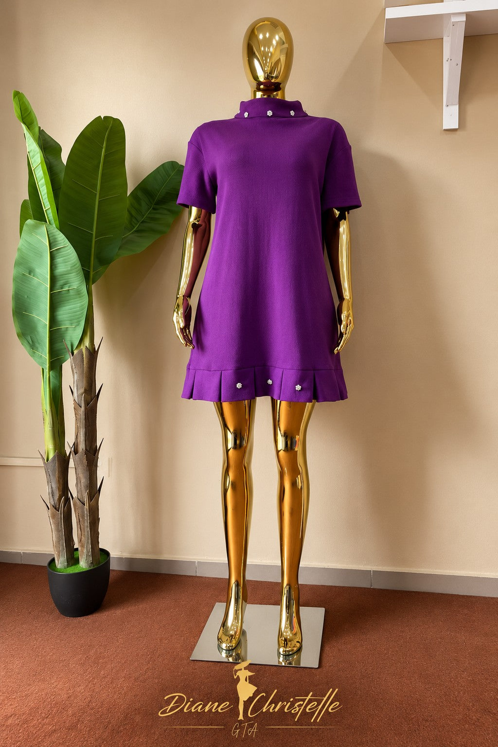 Robe violette courte vue de face sur mannequin