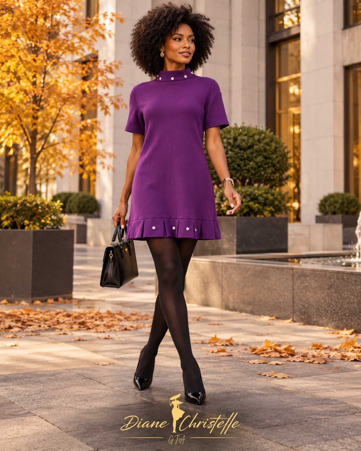 Robe violette courte portée en extérieur, col montant et bas plissé
